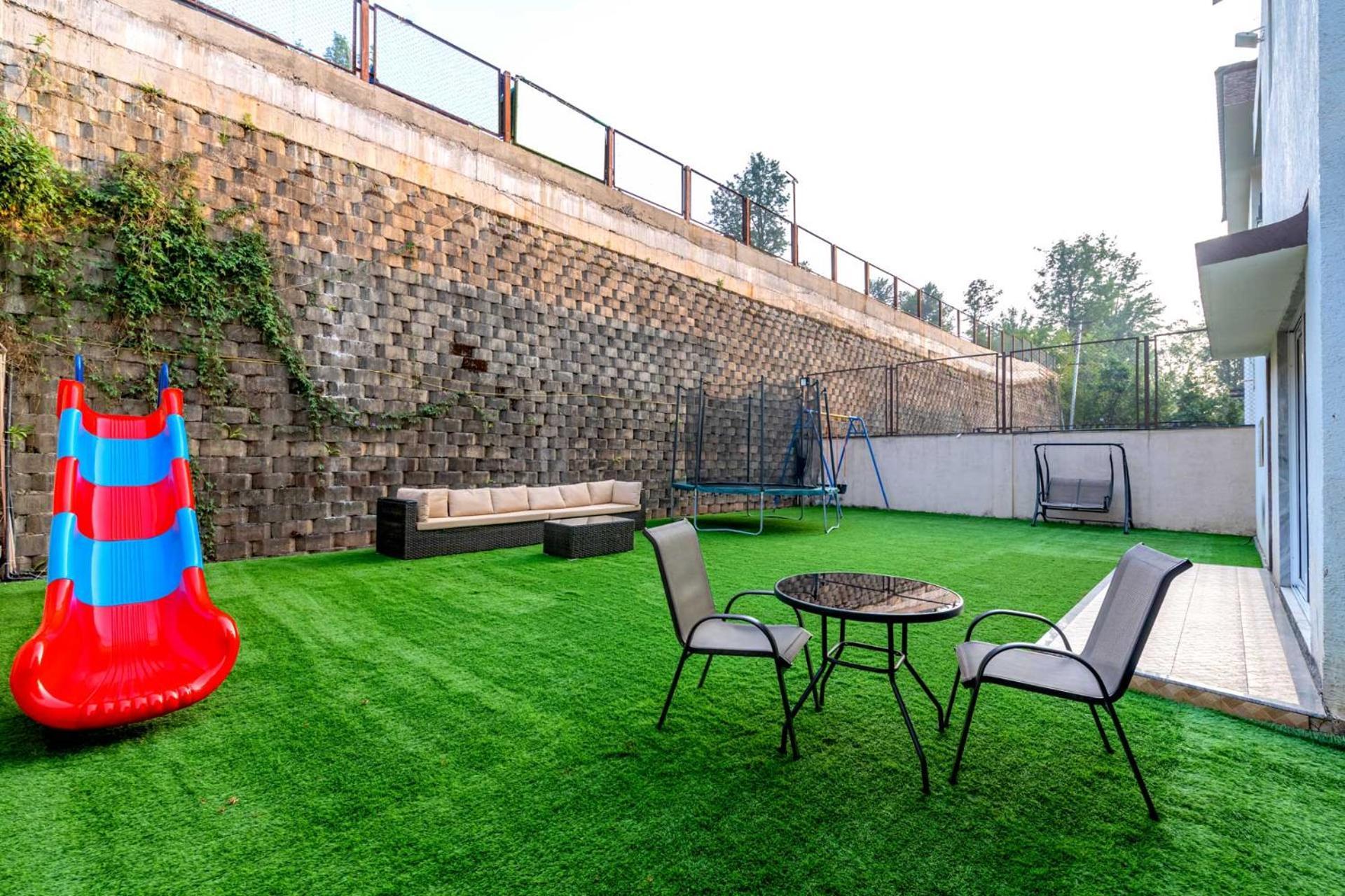 Villa Grande Montana By Stayvista - Luxurious Hillside Featuring Pool, Theater, And Games Panchgani