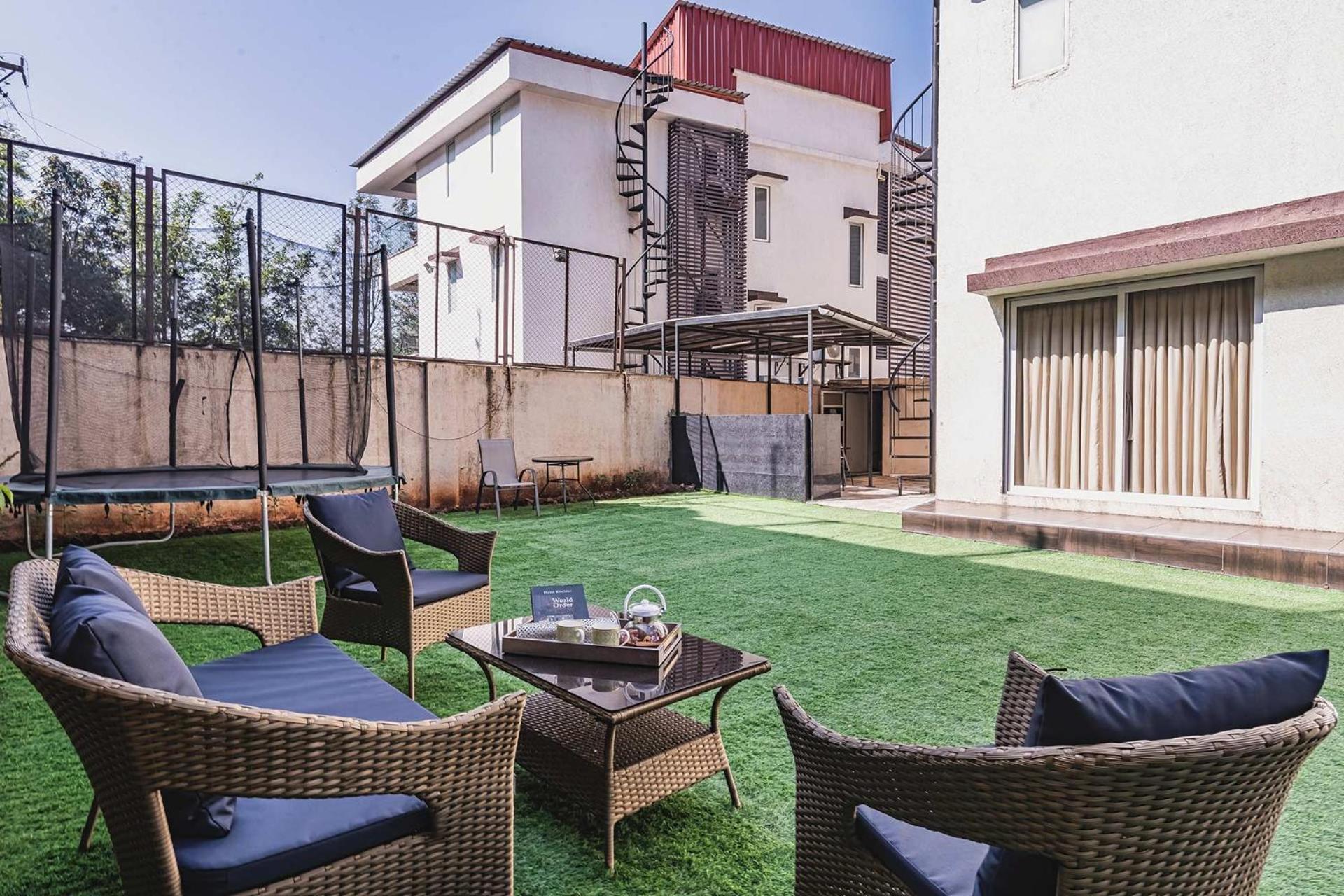 Villa Grande Montana By Stayvista - Luxurious Hillside Featuring Pool, Theater, And Games *