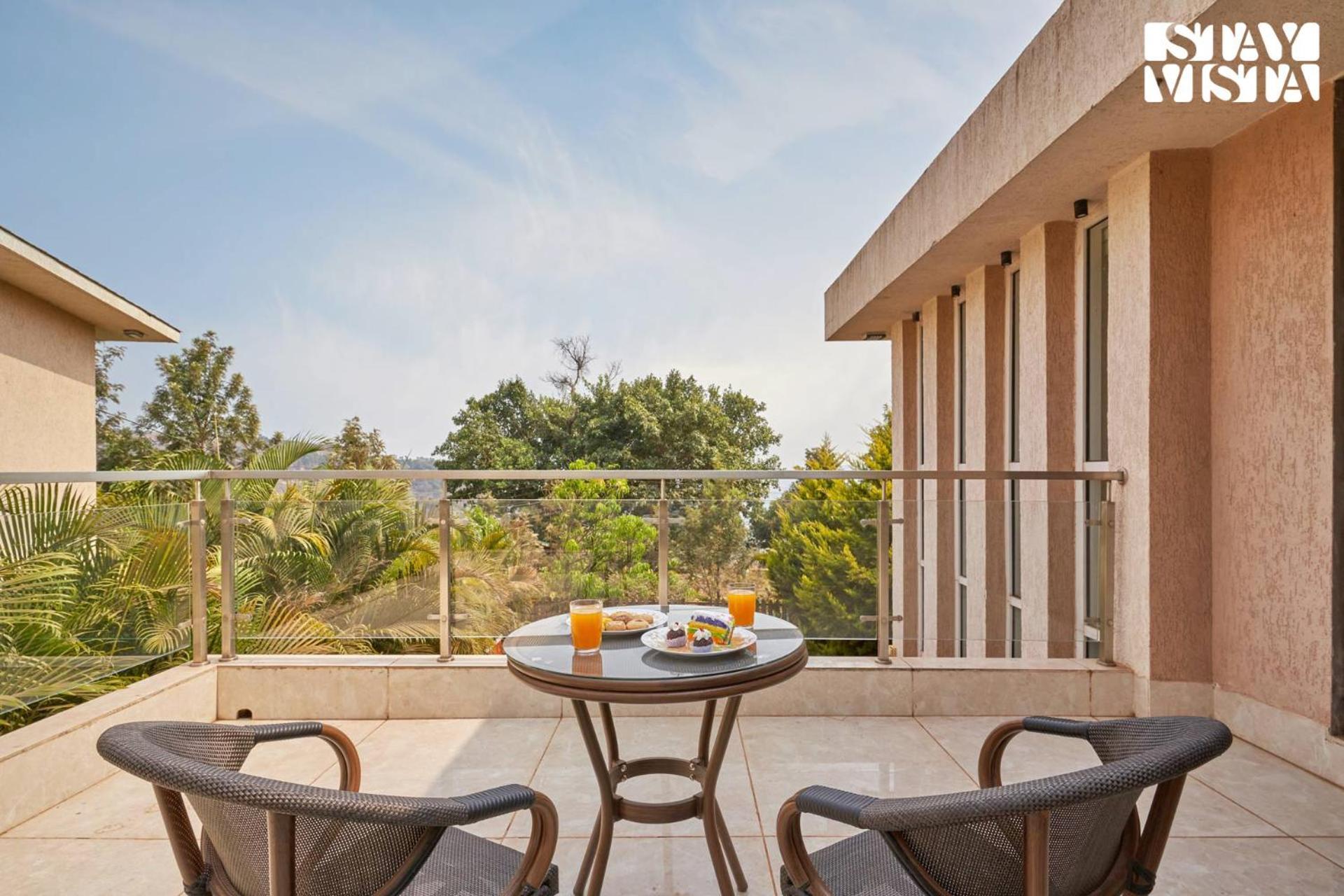 Villa Stayvista's Tableland Vista - Hill-view Haven With Jacuzzi & Terrace Panchgani