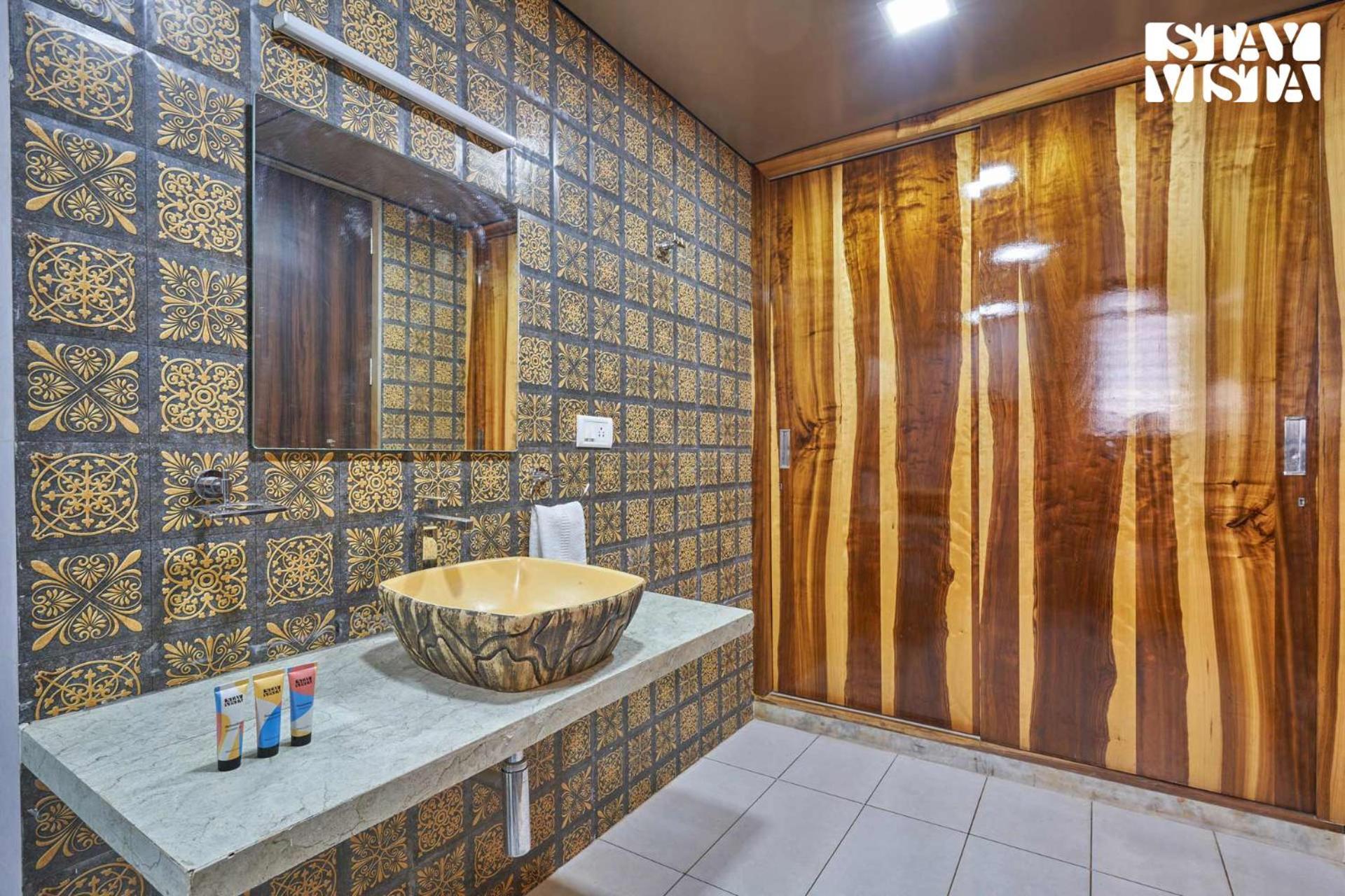 Villa Stayvista's Tableland Vista - Hill-view Haven With Jacuzzi & Terrace