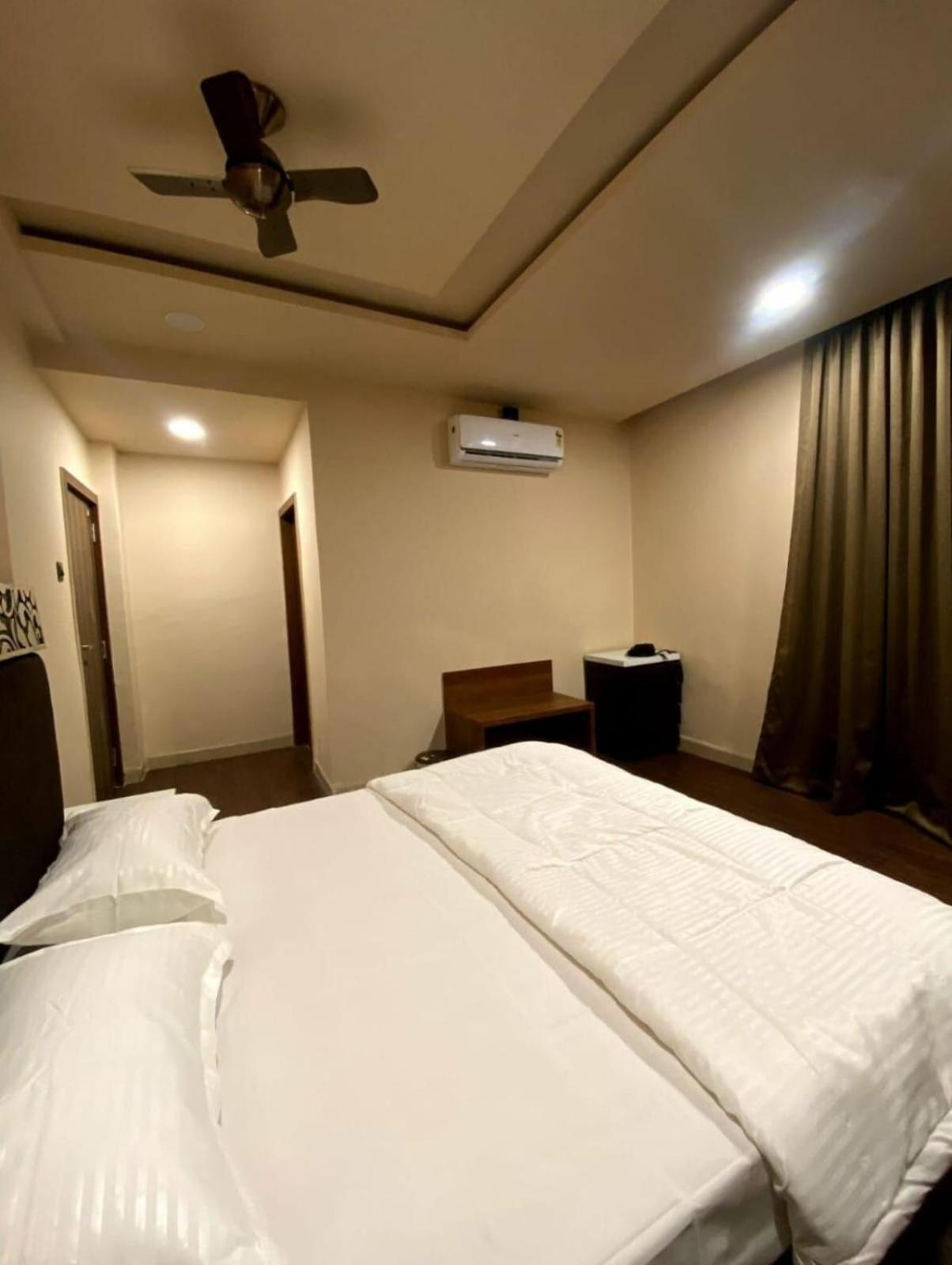 Mirage Luxurious Valley View With Huge Lawn Area Villa Panchgani