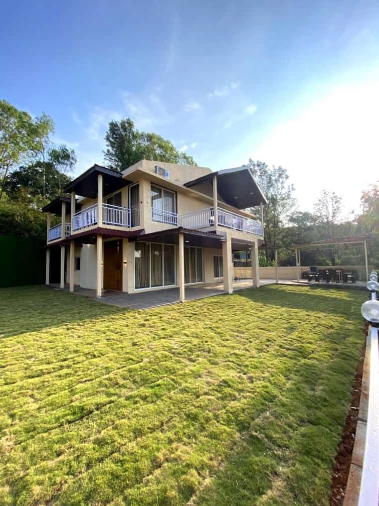 Mirage Luxurious Valley View With Huge Lawn Area