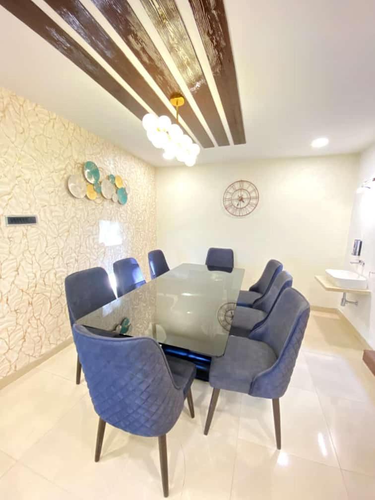 Mirage Luxurious Valley View With Huge Lawn Area
