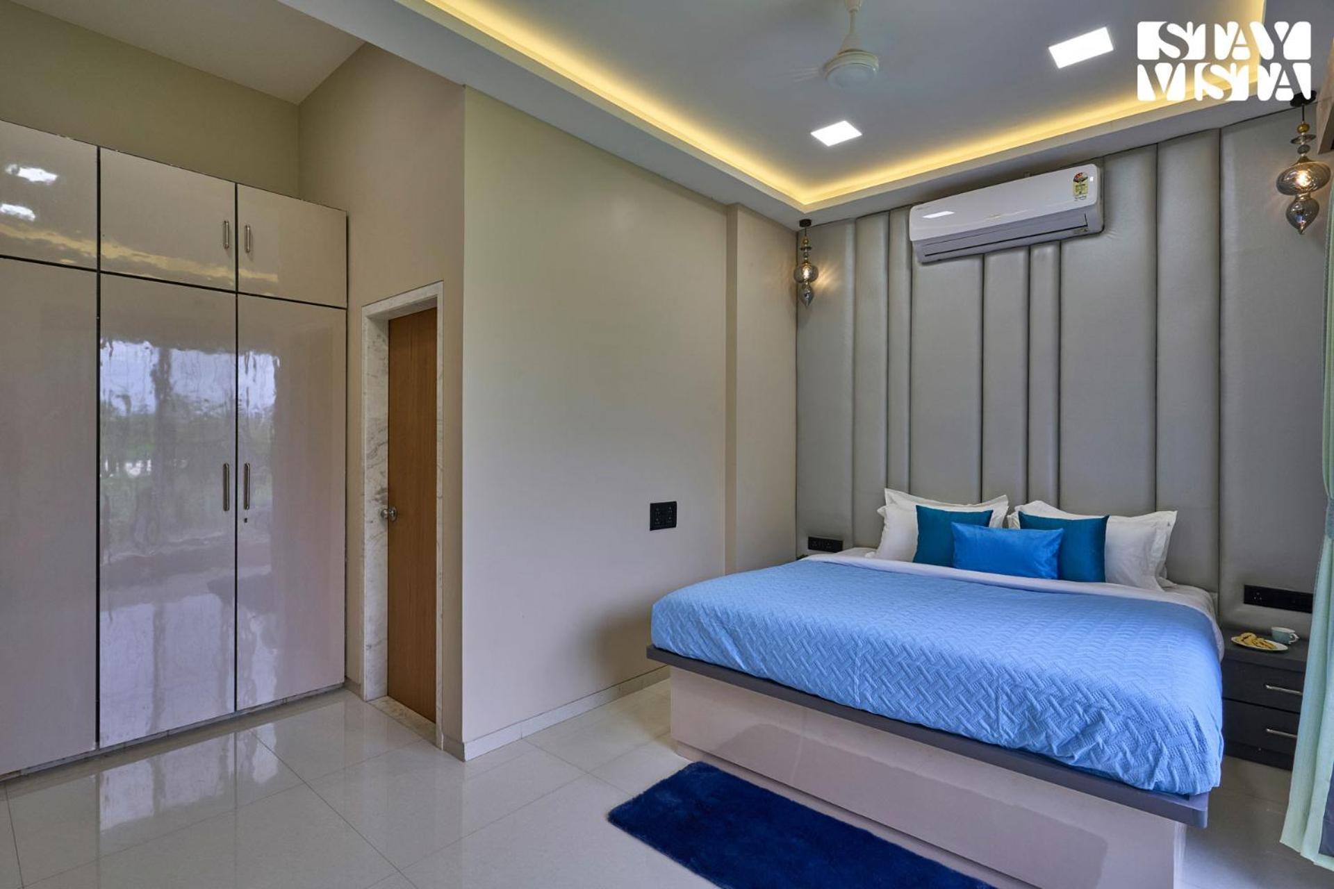Elegant Escapes With Swimming Pool, Lawn & Bonfire At By Stayvista Villa