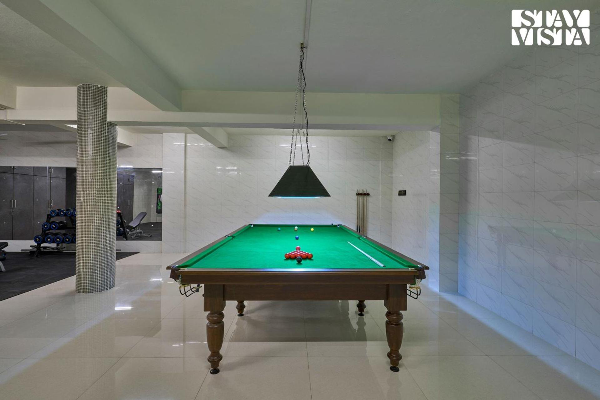 Elegant Escapes With Swimming Pool, Lawn & Bonfire At By Stayvista Villa Panchgani