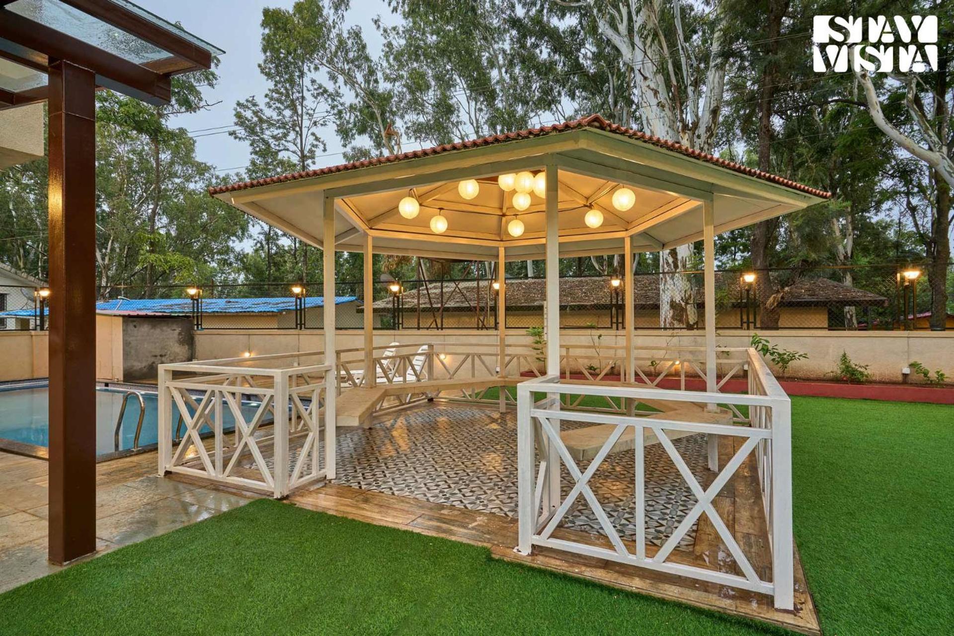 Elegant Escapes With Swimming Pool, Lawn & Bonfire At By Stayvista Villa