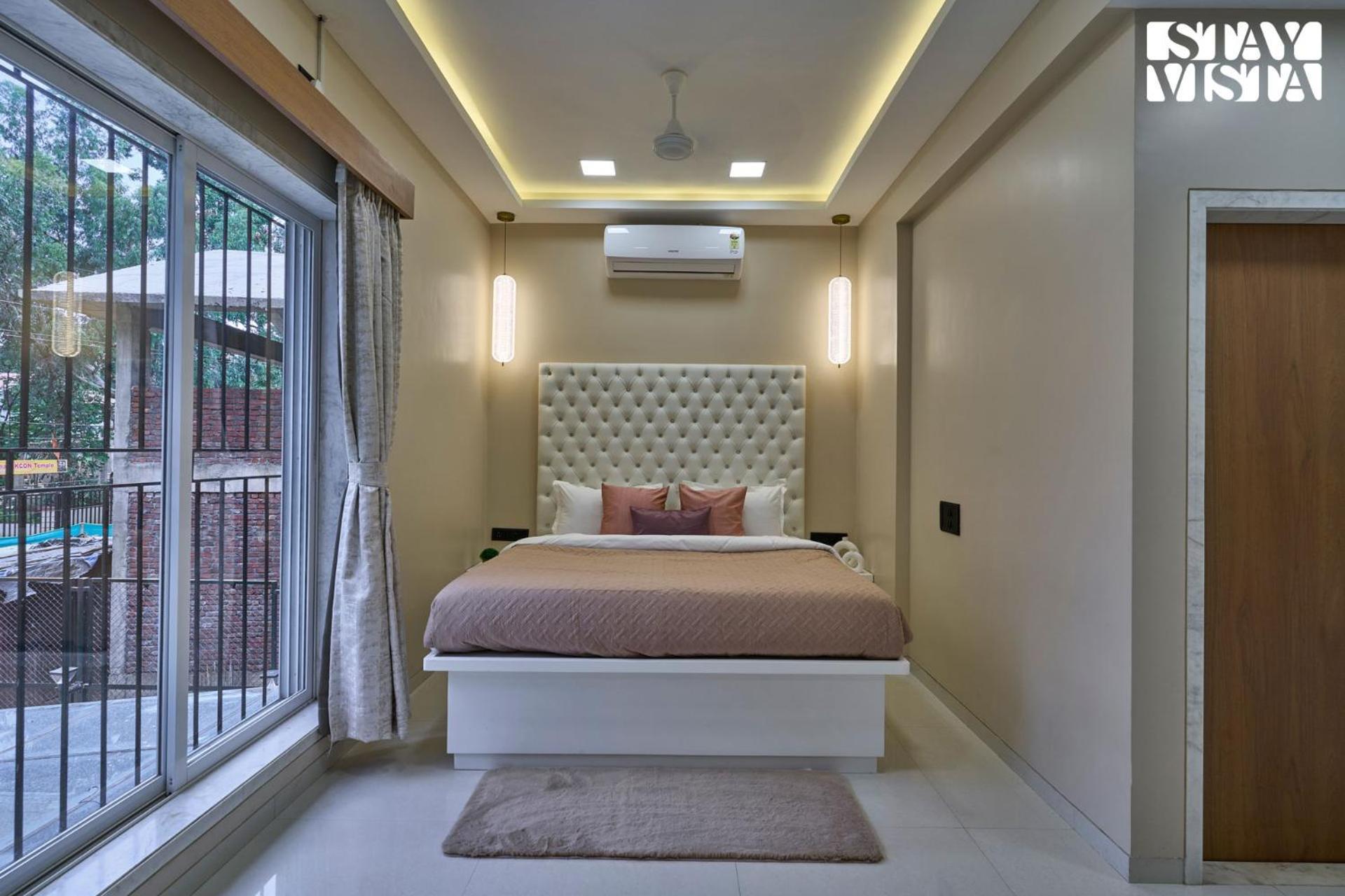 Elegant Escapes With Swimming Pool, Lawn & Bonfire At By Stayvista *