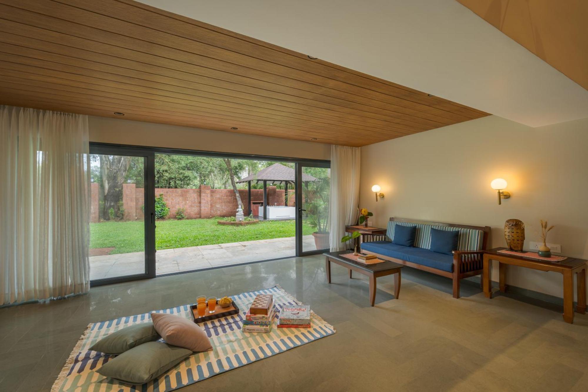 Villa Saffronstays Red Brick House, - Rustic With Huge Lawn And Terrace
