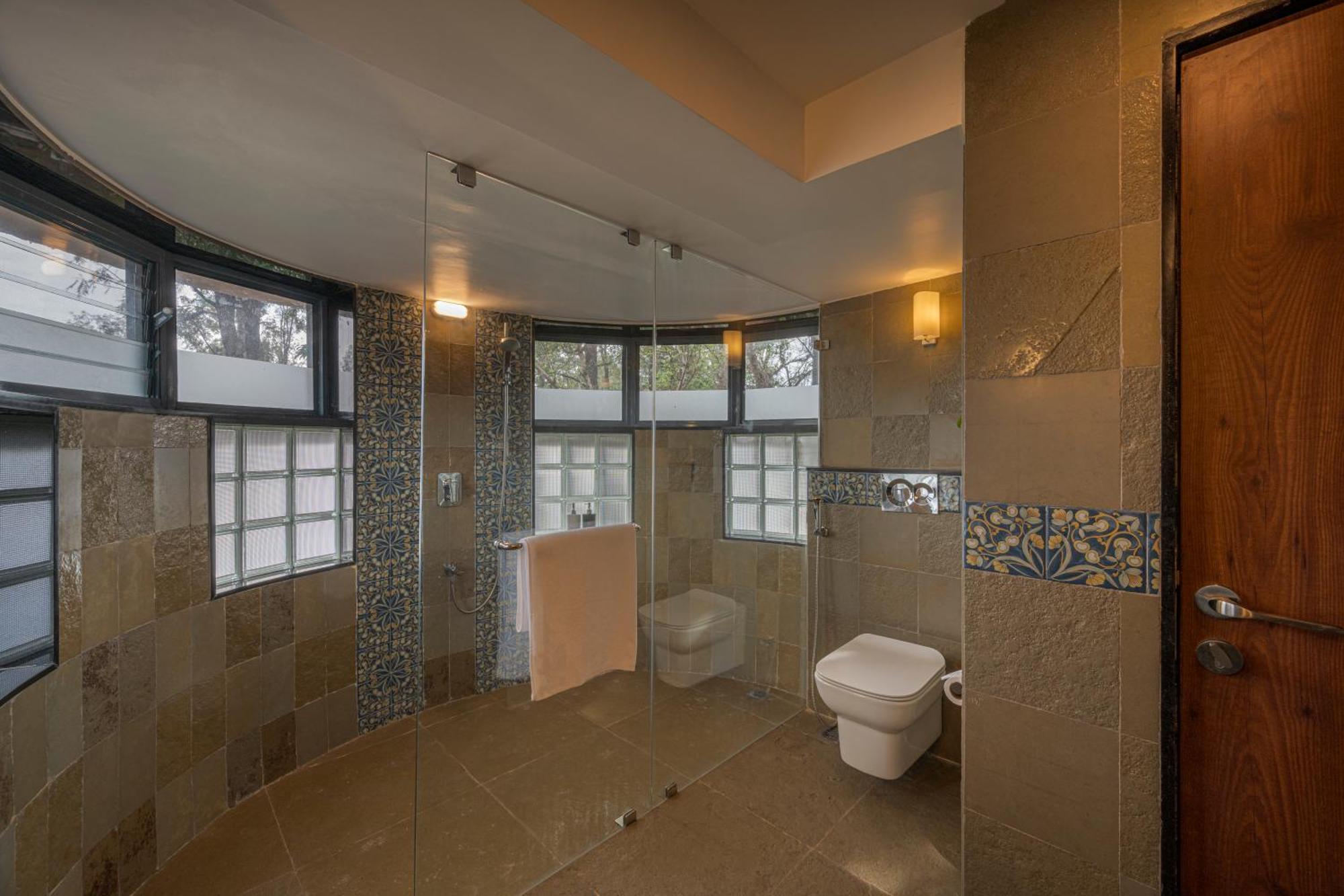 Villa Saffronstays Red Brick House, - Rustic With Huge Lawn And Terrace *