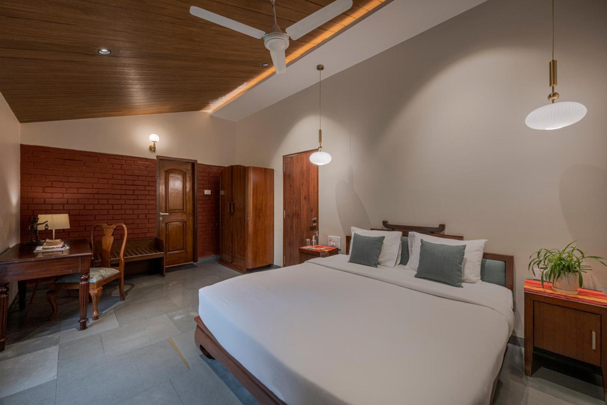 Saffronstays Red Brick House, - Rustic With Huge Lawn And Terrace *