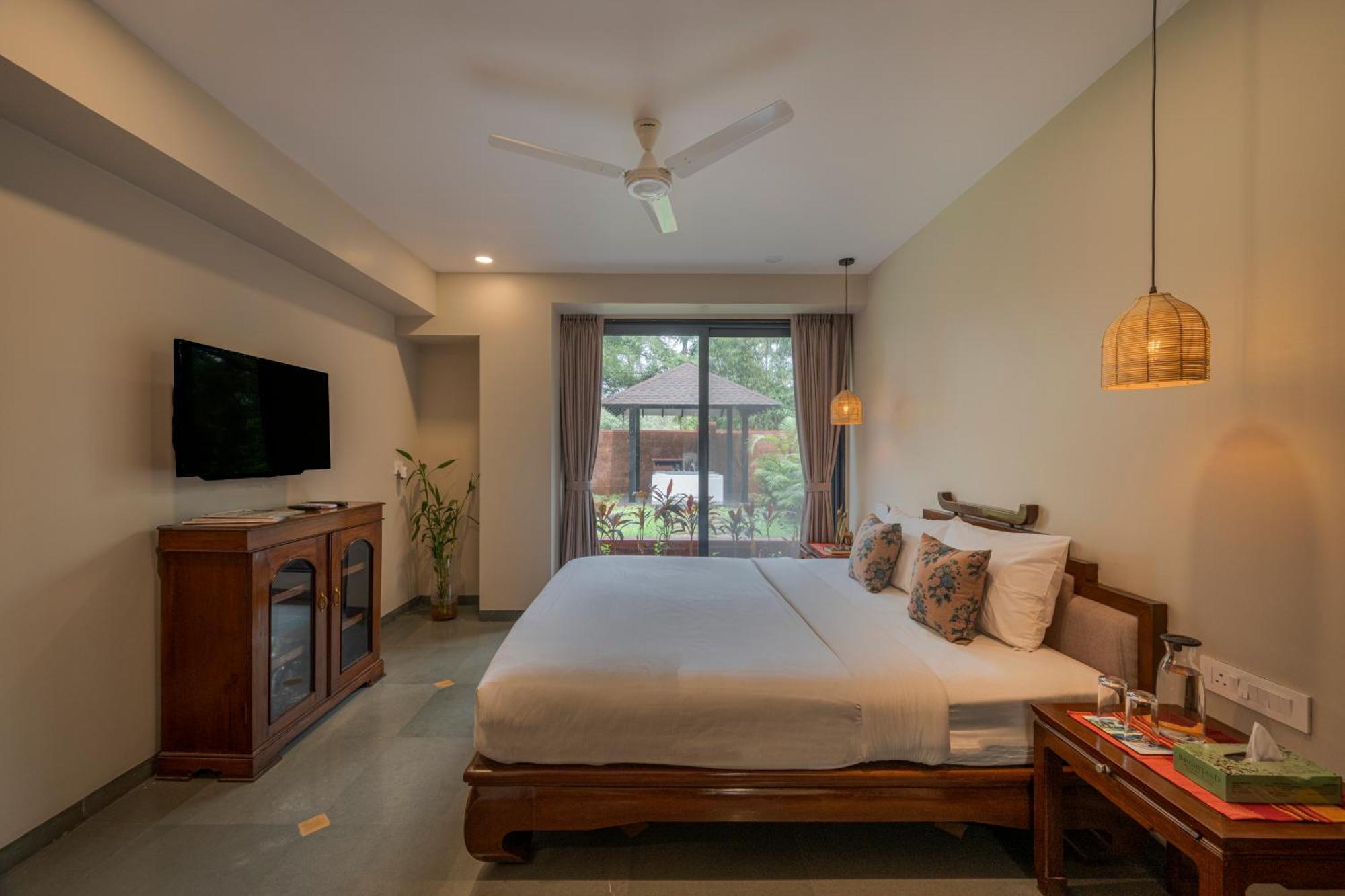 Saffronstays Red Brick House, - Rustic With Huge Lawn And Terrace