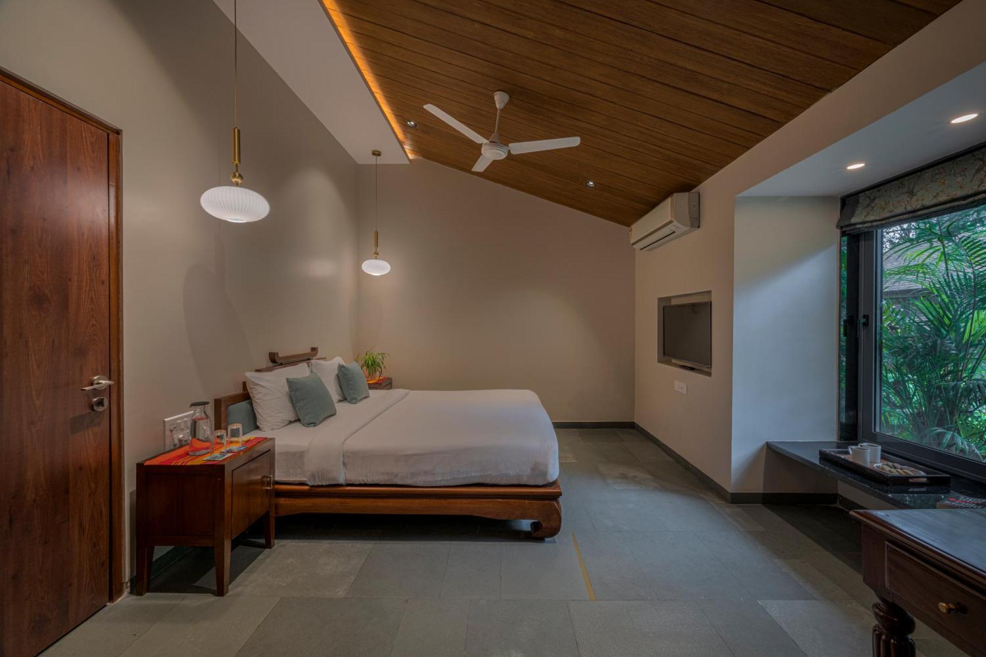 Saffronstays Red Brick House, - Rustic With Huge Lawn And Terrace