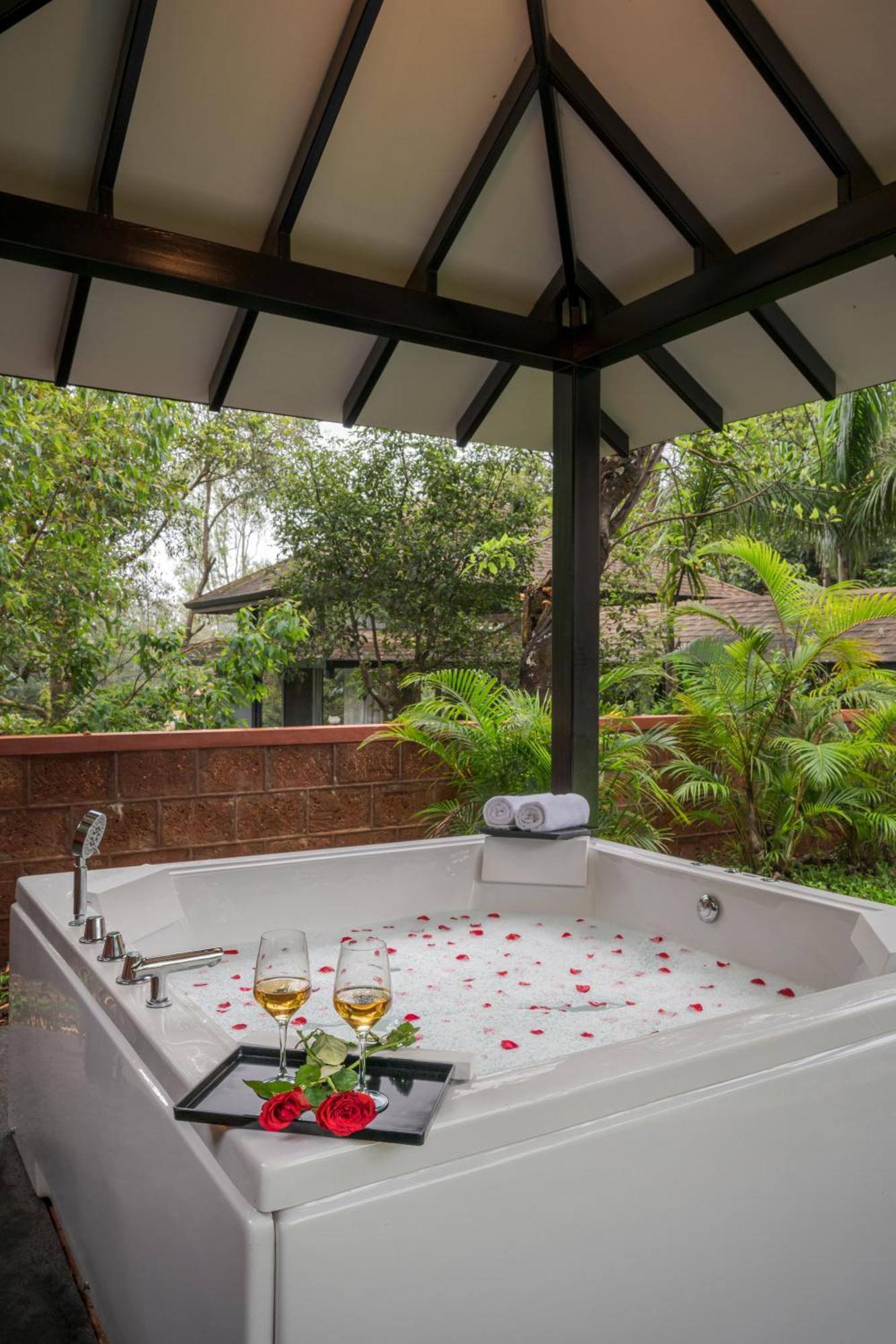 Saffronstays The Glasshouse, - Beautiful Glass For Couples Villa Panchgani