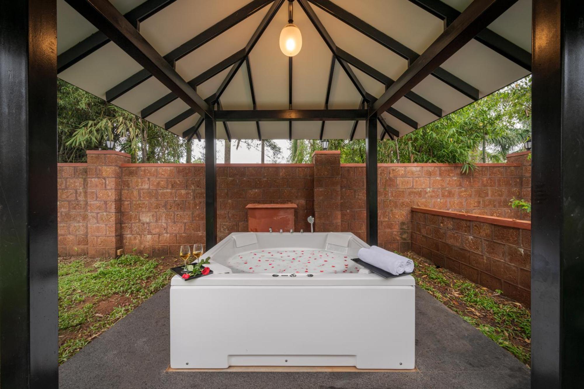 Villa Saffronstays The Glasshouse, - Beautiful Glass For Couples