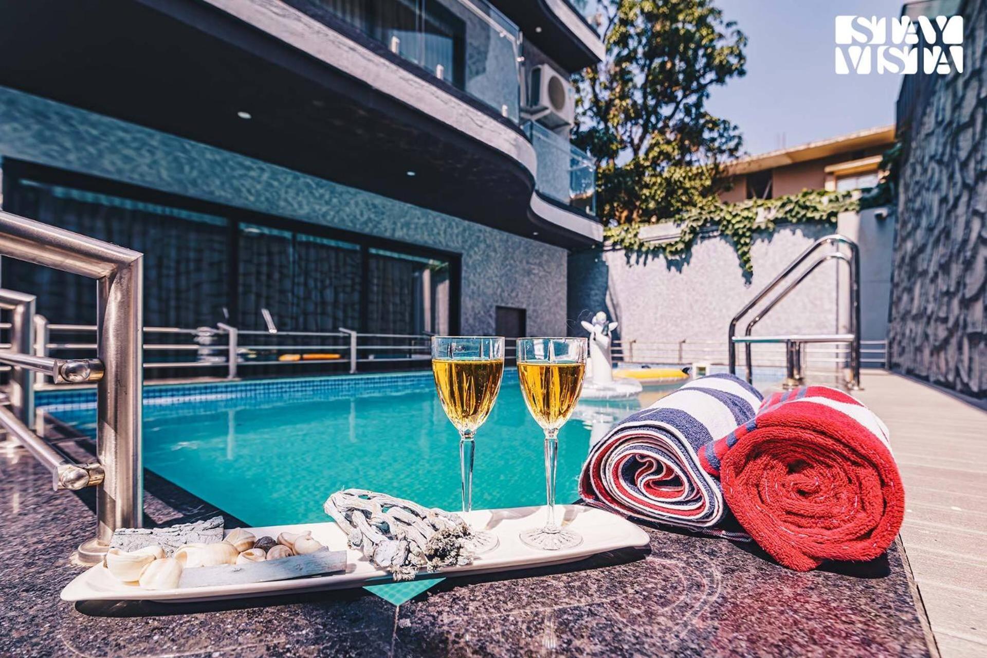 Stayvista At Grande Prima - Pool, Theatre & Bbq Villa