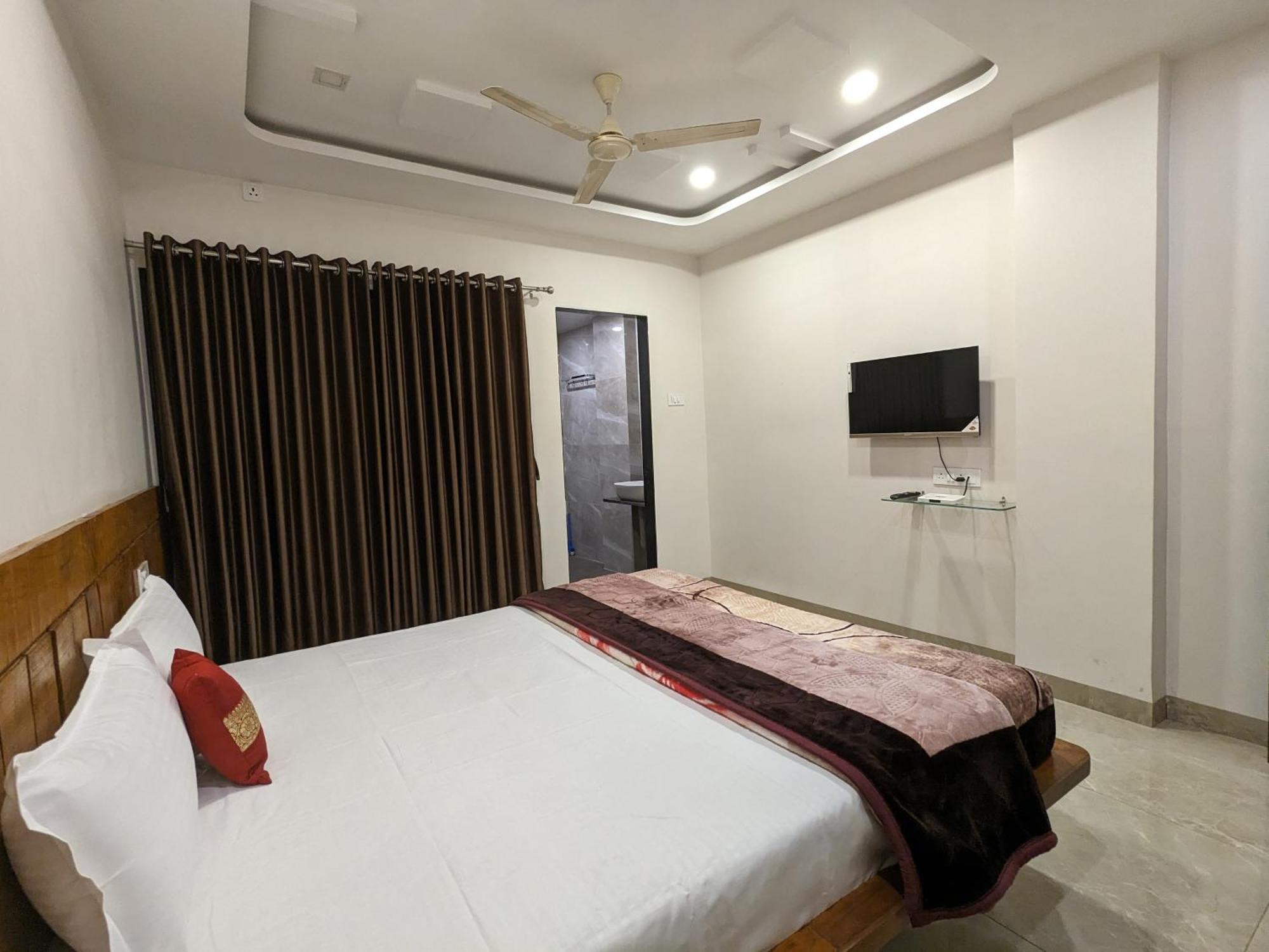 And Samarth Palace Hotel