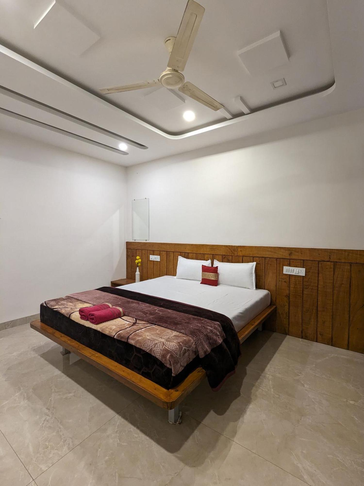 And Samarth Palace Hotel