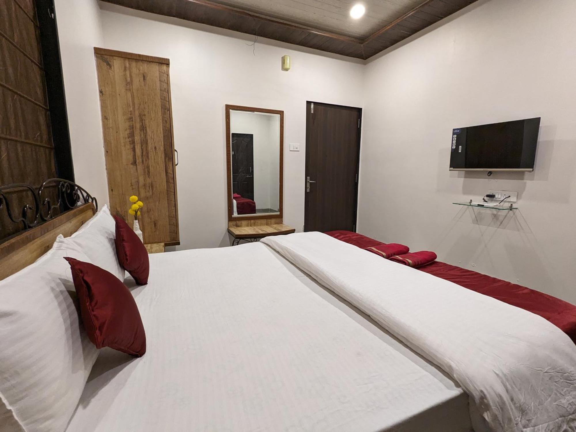Hotel And Samarth Palace 3*