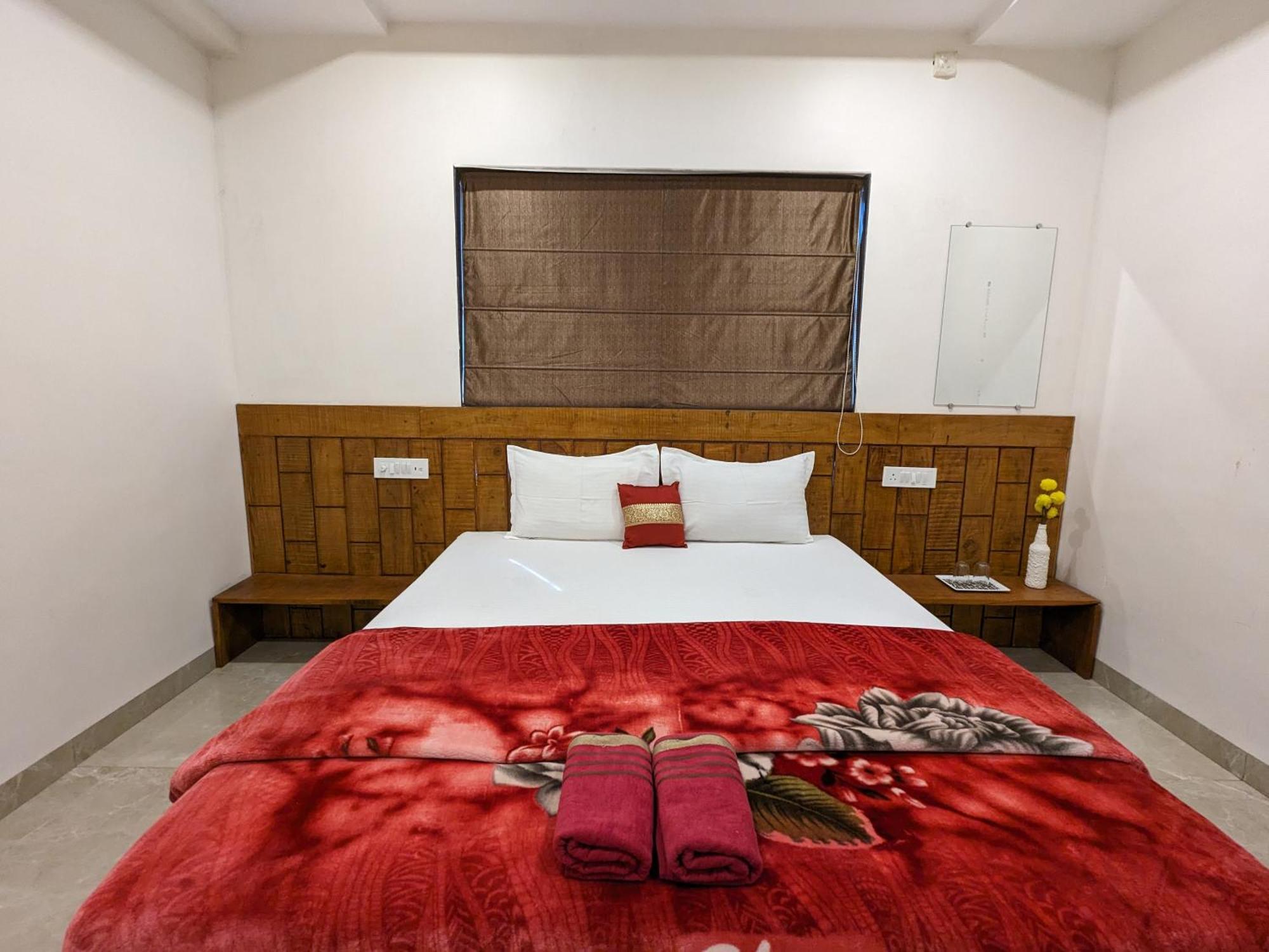 Hotel And Samarth Palace