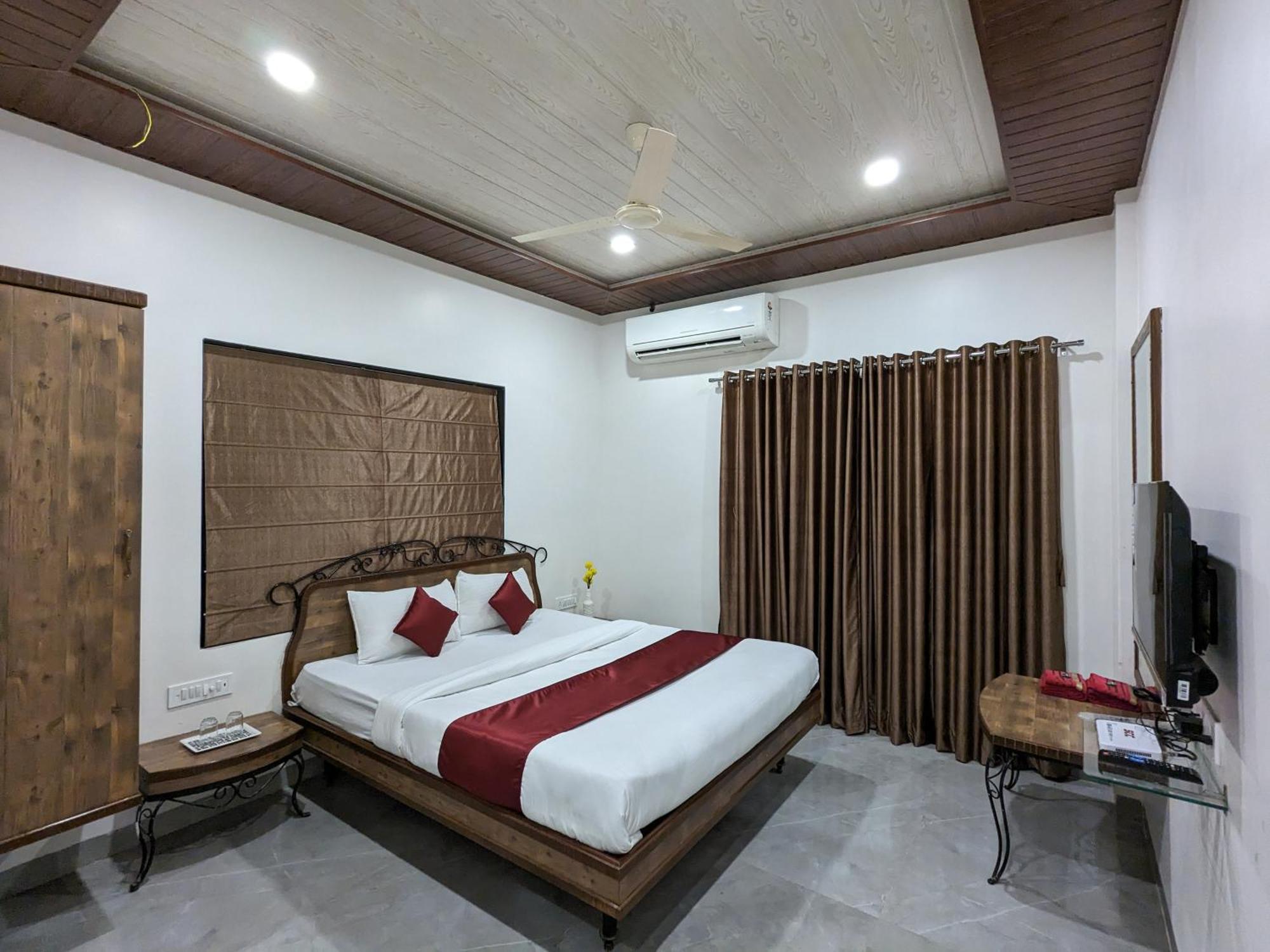 Hotel And Samarth Palace