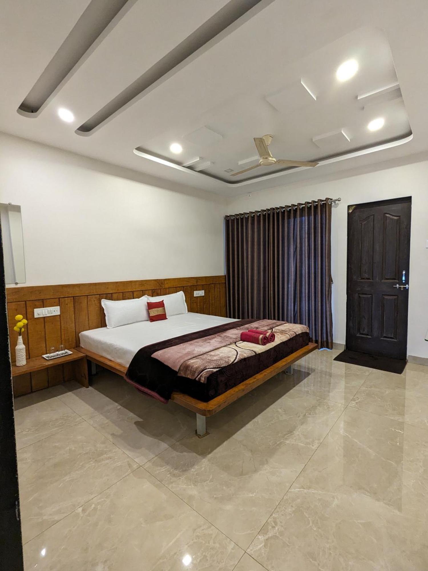 Hotel And Samarth Palace 3*