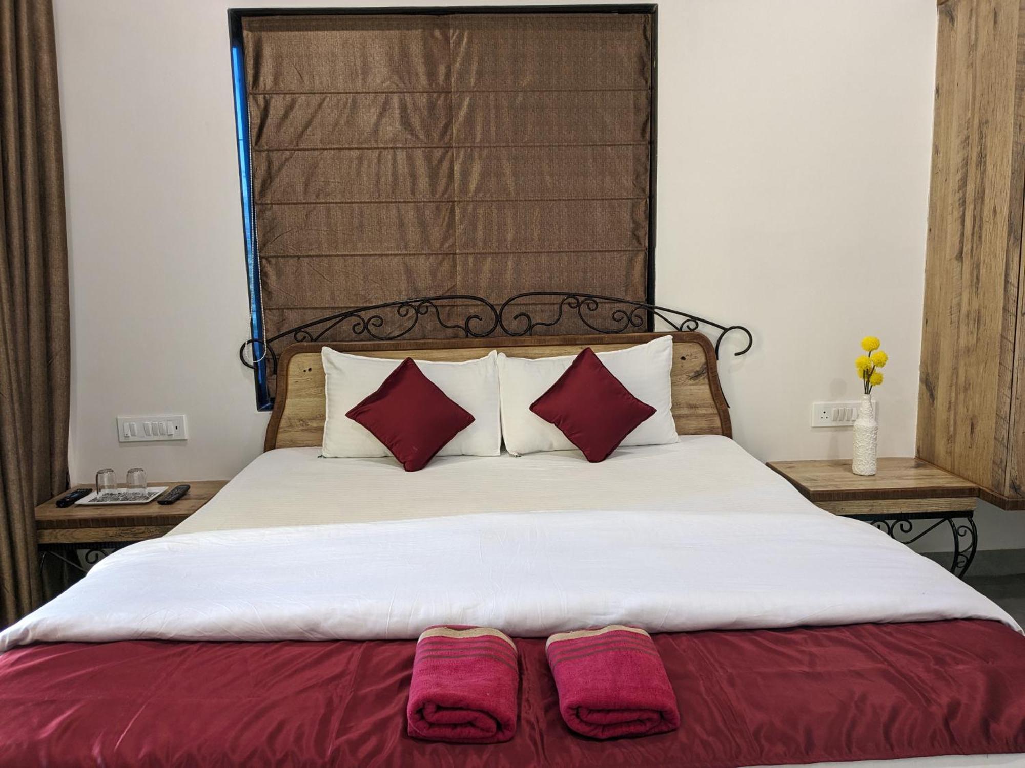And Samarth Palace Hotel
