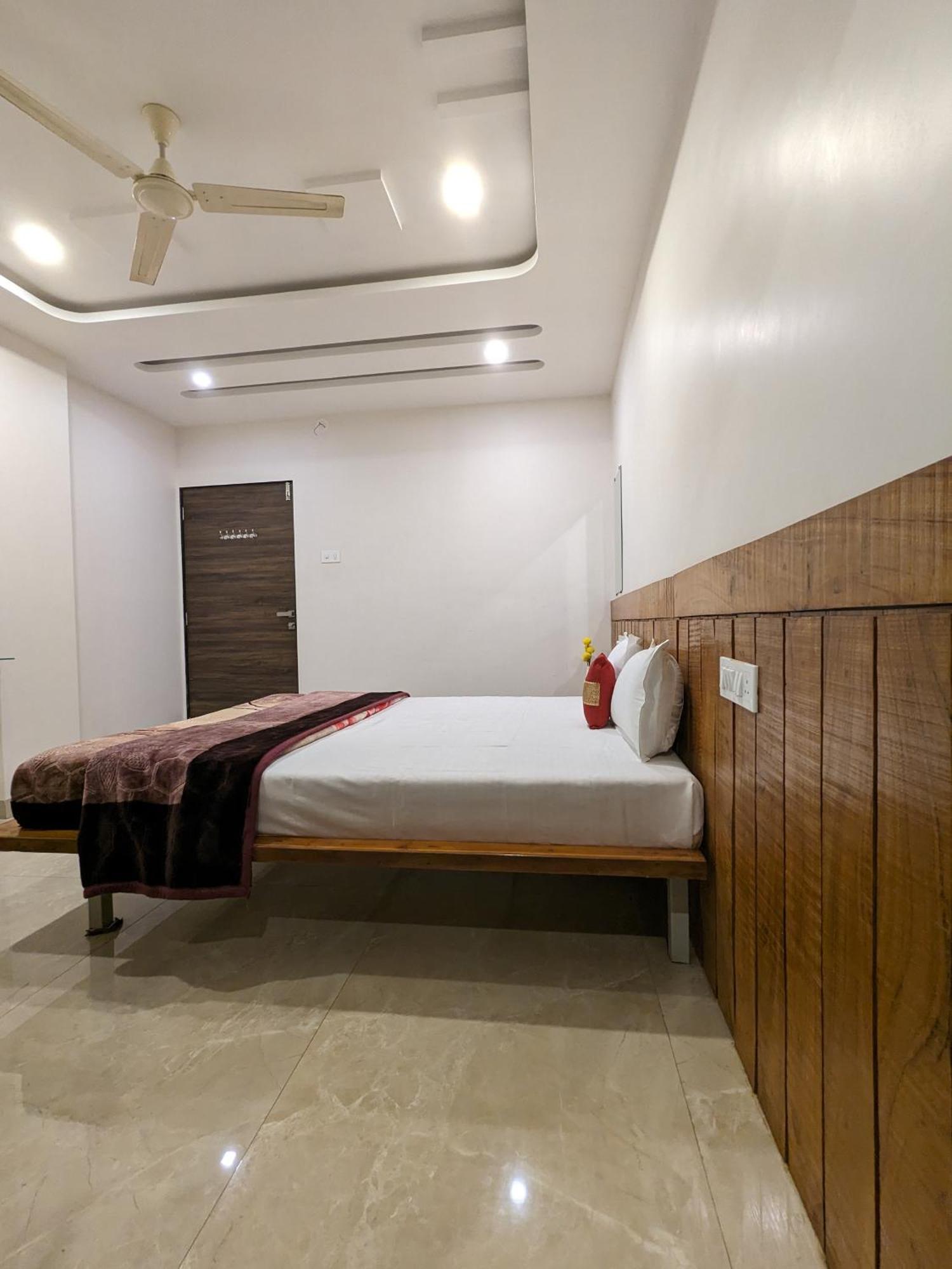 Hotel And Samarth Palace