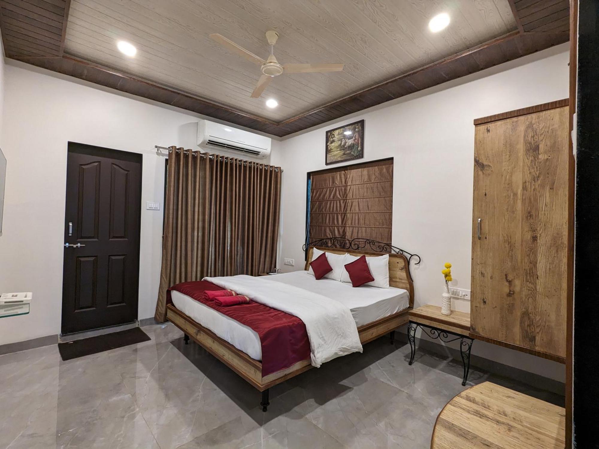 And Samarth Palace Hotel