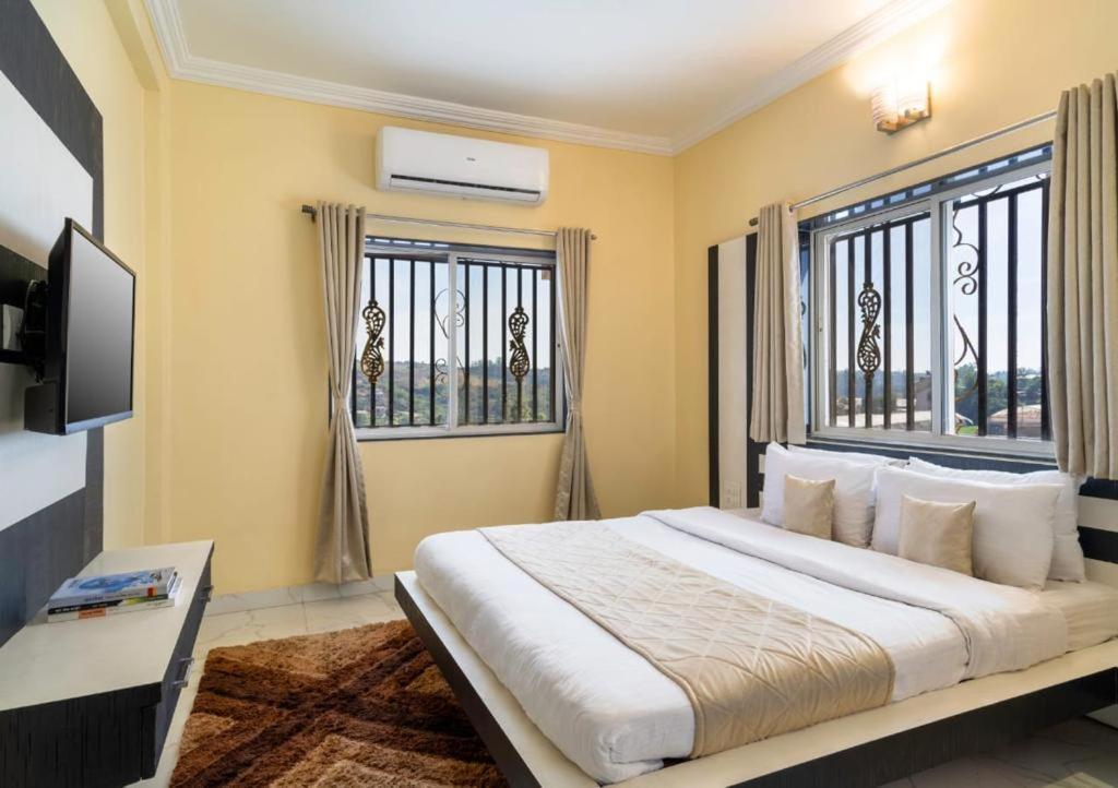 Shivanya Palace- A Purple Mansion 7bhk Holiday home Panchgani