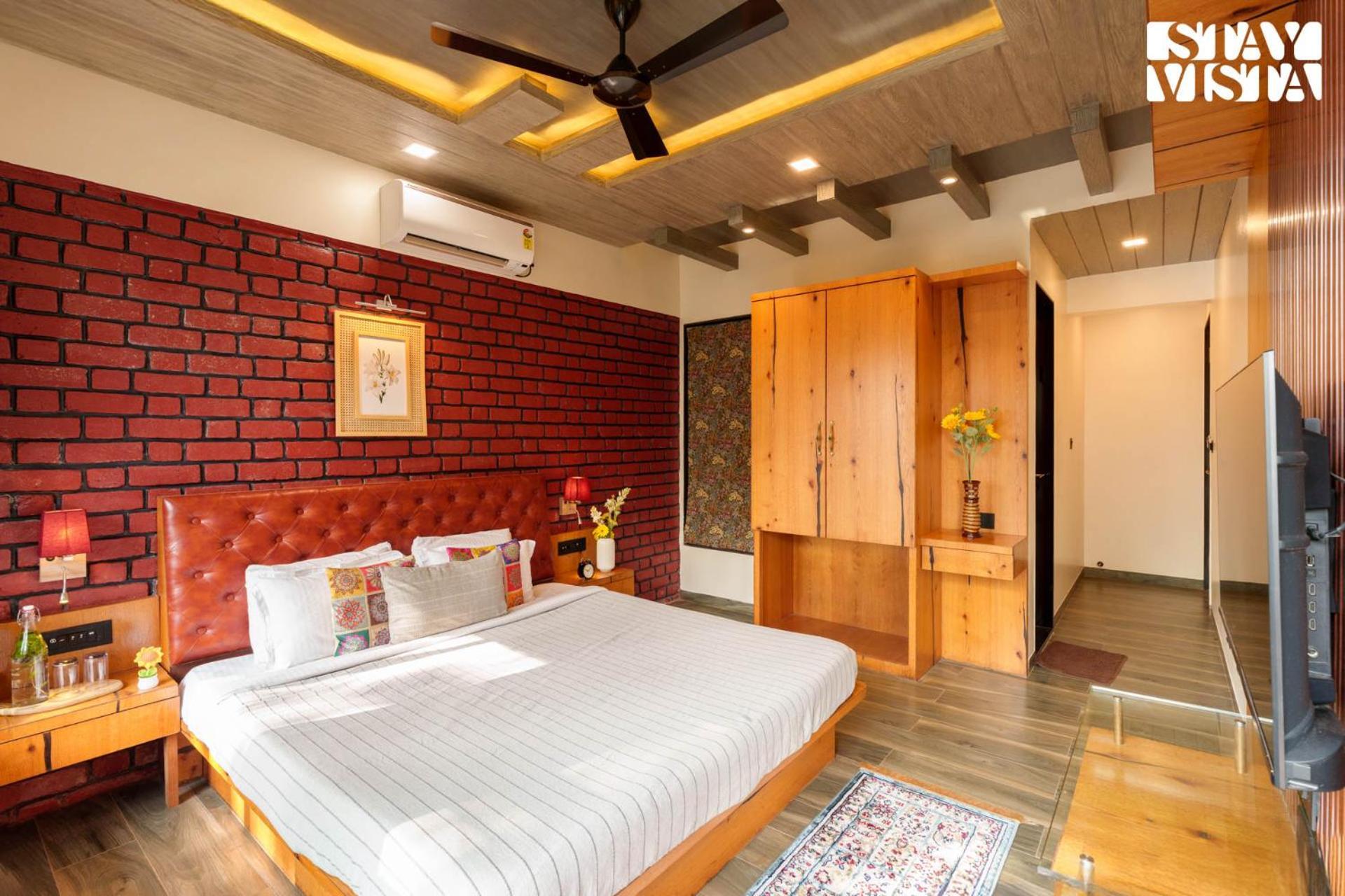 Stayvista's Sunflower - Mountain-view Retreat With Pool & Games