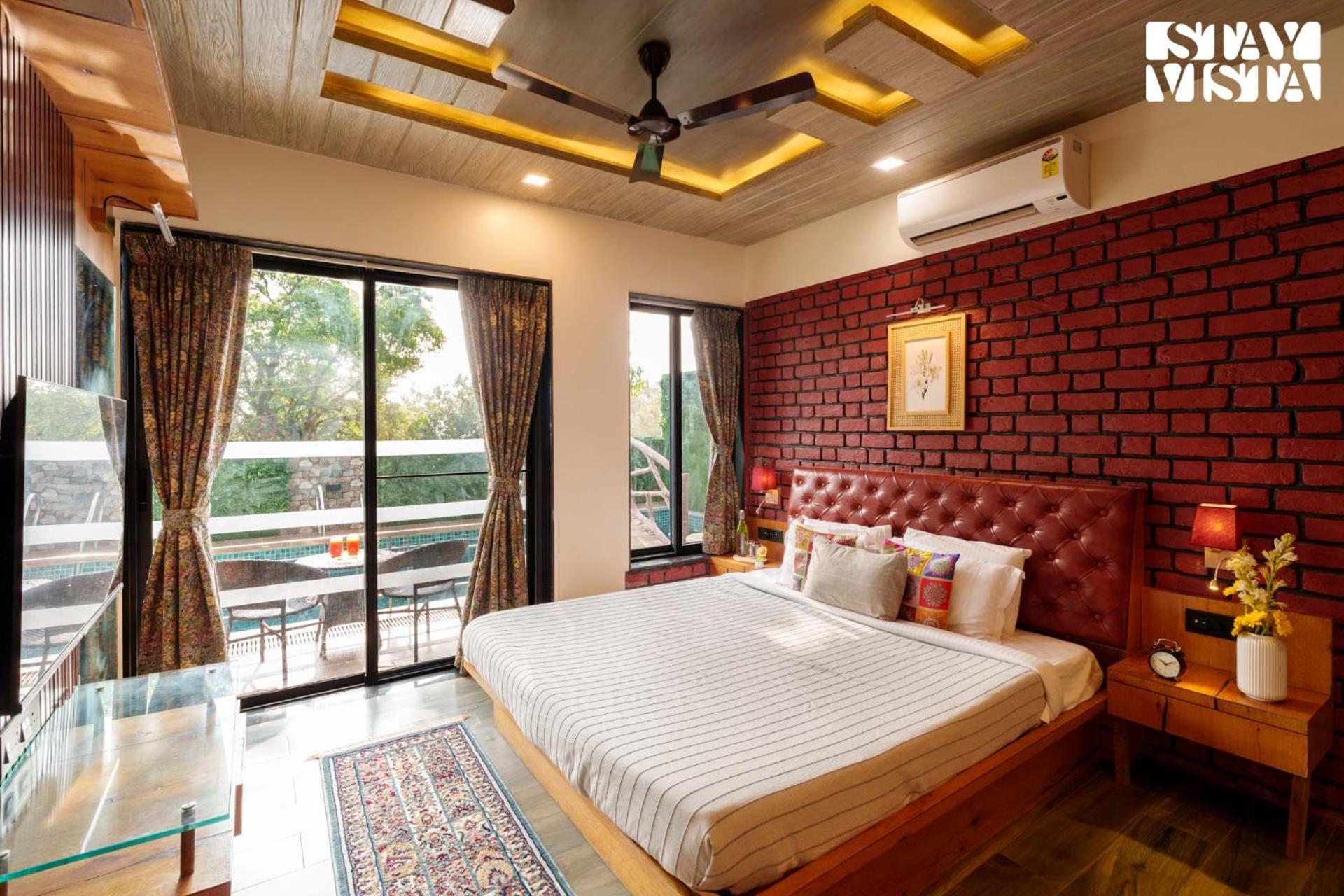 Villa Stayvista's Sunflower - Mountain-view Retreat With Pool & Games Panchgani