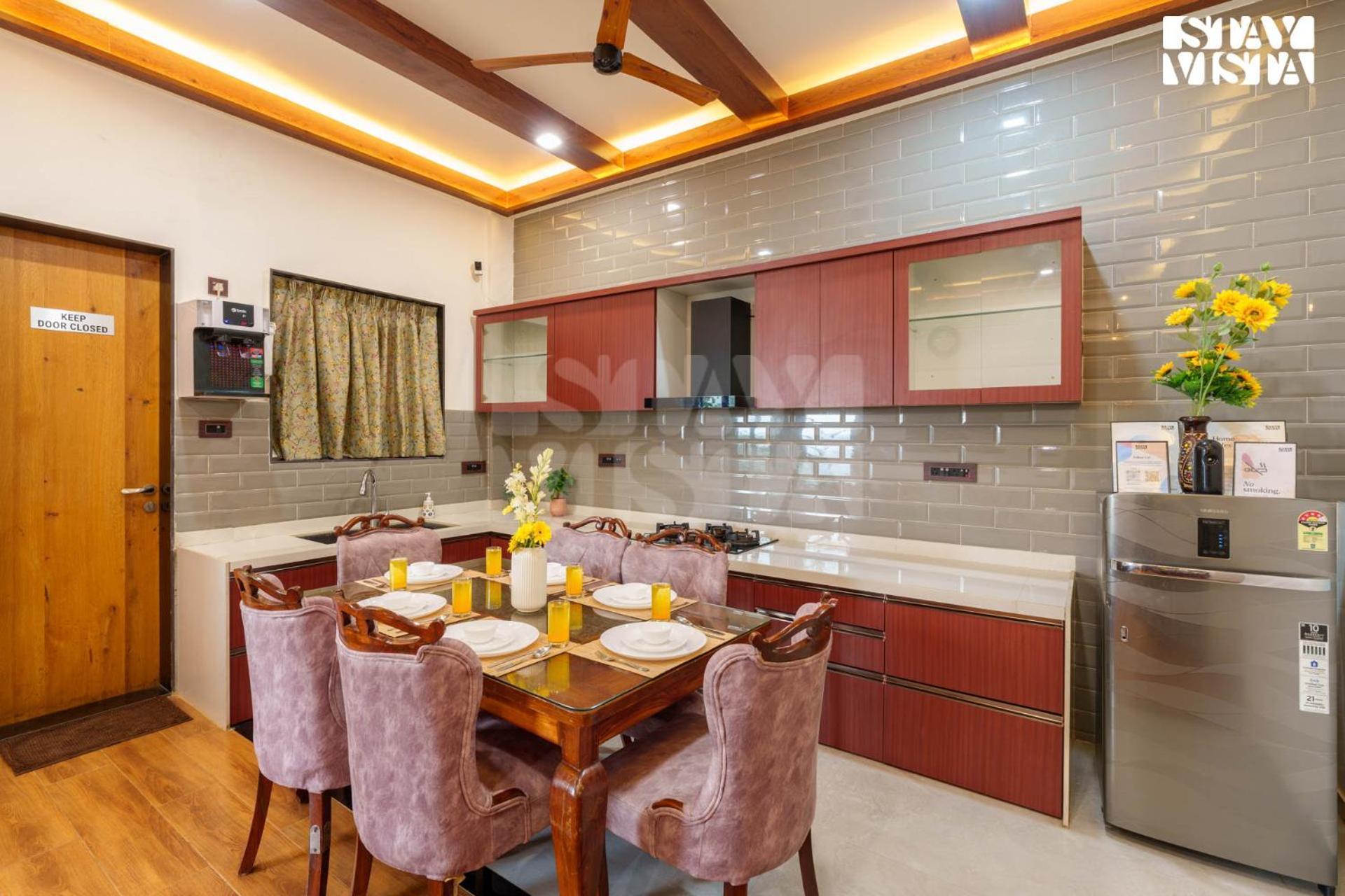 Stayvista's Sunflower - Mountain-view Retreat With Pool & Games * Panchgani