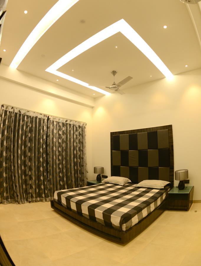 Grande Montana By Stayvista - Luxurious Hillside Featuring Pool, Theater, And Games *