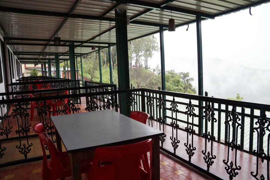 Rainforest Restaurant & Villas Hotel *